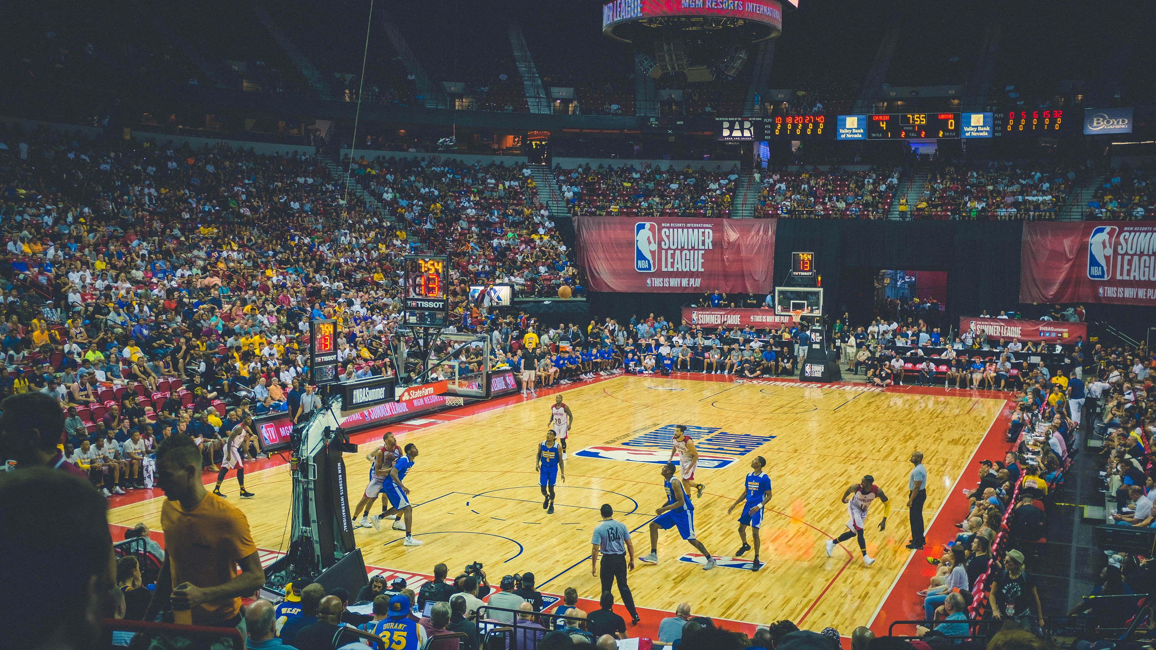 赛道与球场，当米切尔的F1雷霆火力压制马刺式战术