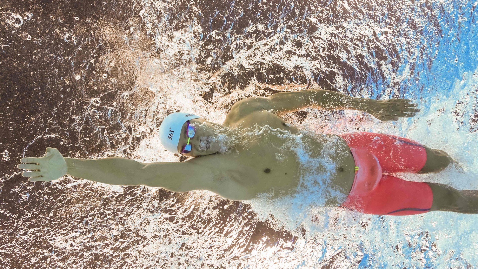 赛道上的逆转,佩雷兹驾驶梅赛德斯轻取红牛二队,惊艳四座